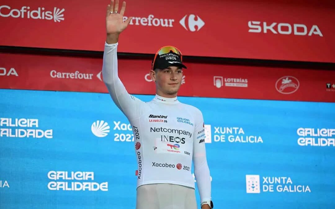 JOSHUA TARLING, ENTRE EL DOLOR Y LA GLORIA: A POCO MÁS DE UNA SEMANA DE PERDER A SU HERMANO, SUBE AL PODIO DE LA VUELTA A ESPAÑA