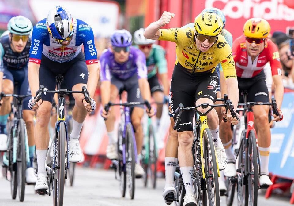 MATTHEW BRENNAN VUELVE A VOLAR Y CONQUISTA SEVILLA: EL JOVEN BRITÁNICO ES EL REY DEL SPRINT EN LA VUELTA A ESPAÑA
